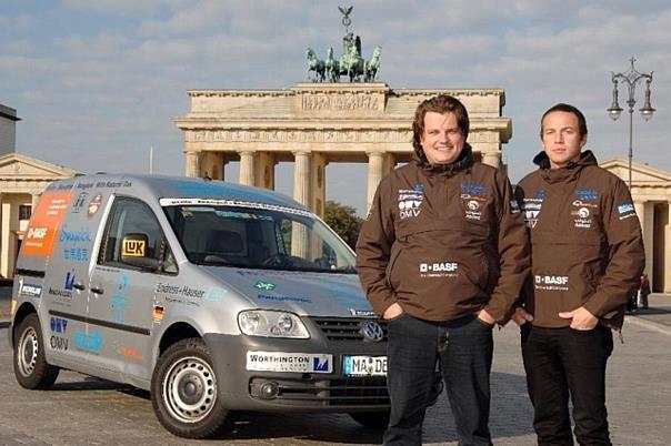 Zwei Männer, ein VW Caddy EcoFuel, 13 Gastanks und mehr als 20000 Km.